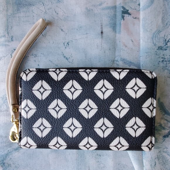 Fossil Handbags - Fossil Diamond Black and White Wallet Wristlet